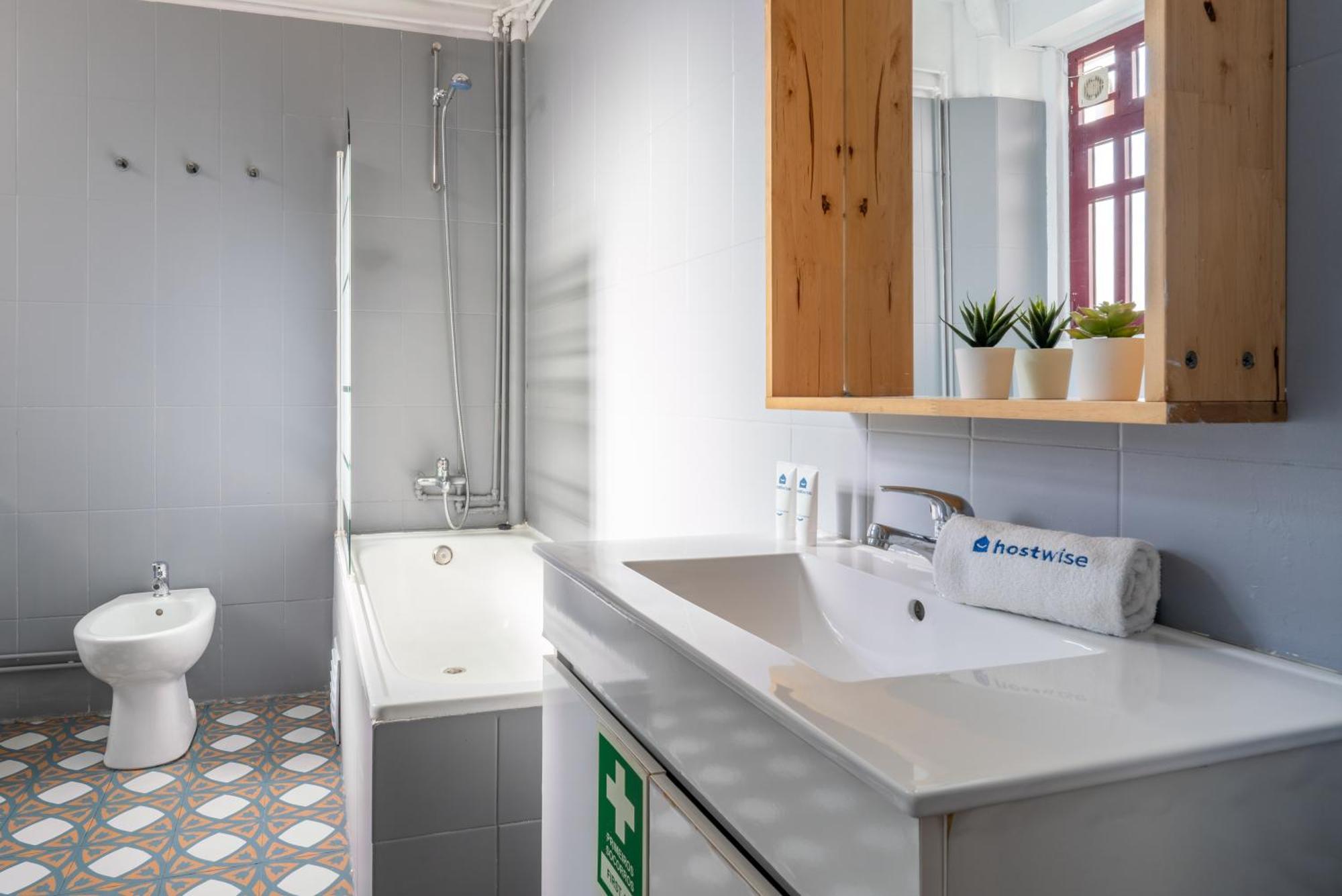 Host Wise - Spacious Comfortable - Balcony * Oporto