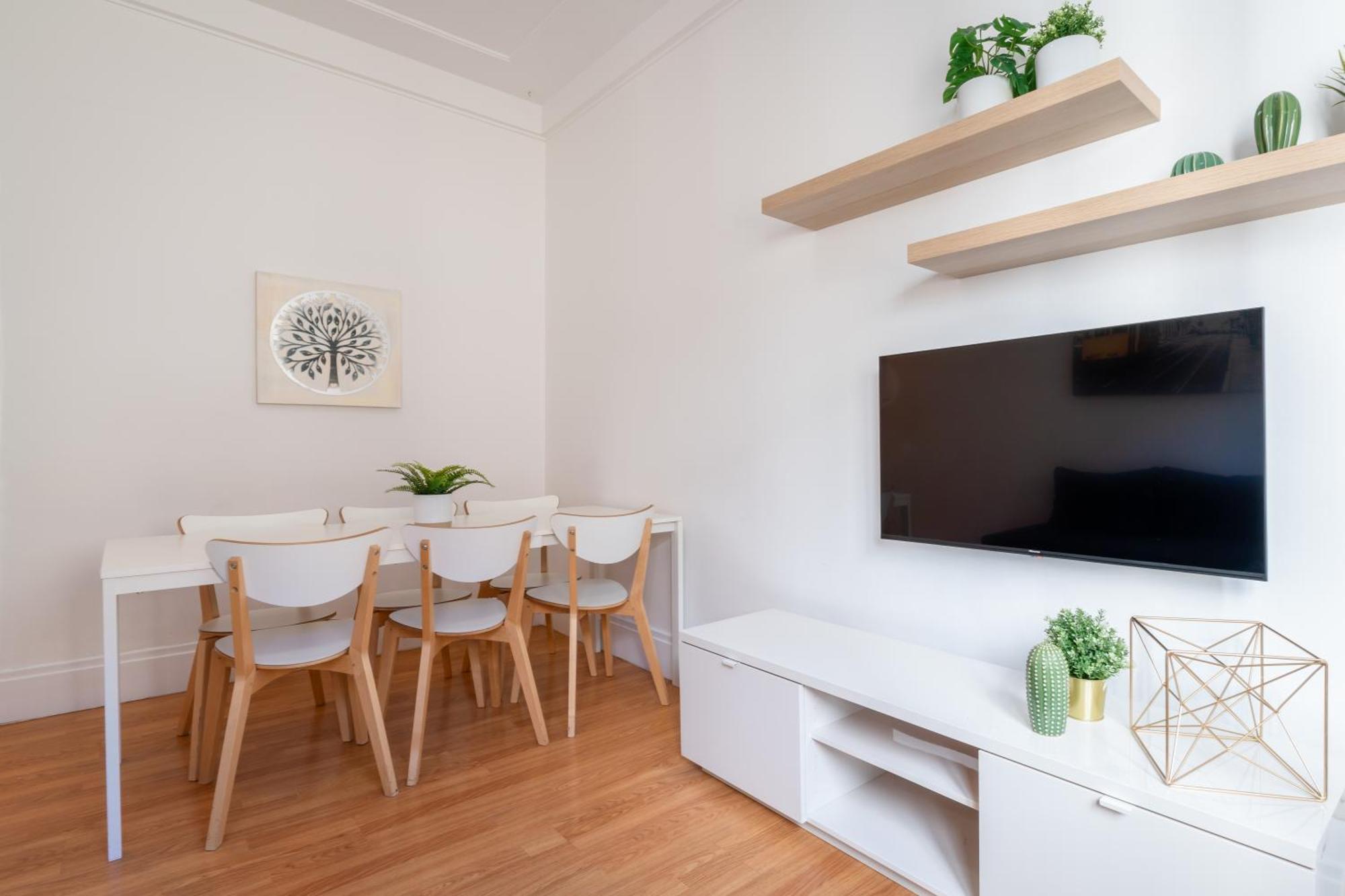 Host Wise - Spacious Comfortable - Balcony Appartement